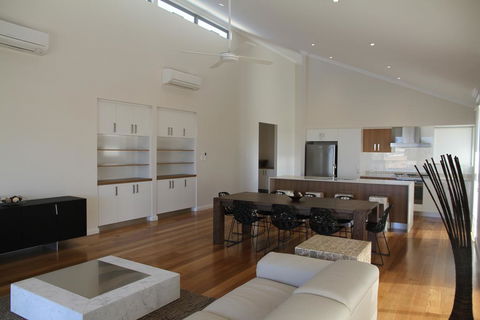 The Carnarvon Luxury Canal Home - Internet Find 3