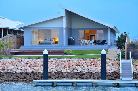 The Carnarvon Luxury Canal Home - Internet Find 0