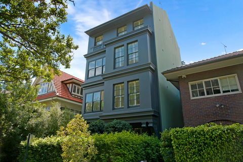 The Courtyard Of St Neot - Art Deco 2BR Potts Point Apartment With Large Courtyard In Stunning Location - Internet Find 1