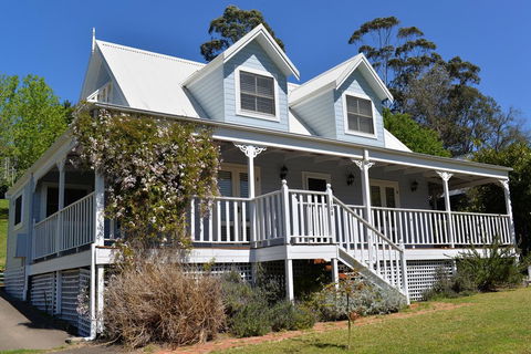 The Doll's House - Charming 2 Bedroom Cottage Just A Short Walk From The Village - Internet Find 0