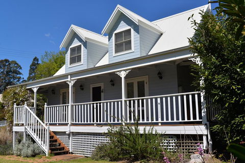The Doll's House - Charming 2 Bedroom Cottage Just A Short Walk From The Village - Internet Find 1