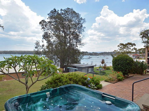 The House On The Lake @ Fishing Point, Lake Macquarie - Honestly Put The Line In And Catch Fish - Internet Find 1