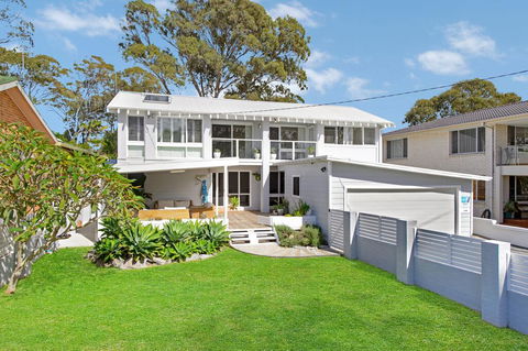 THE LAKE HOUSE - WiTH SWIMMING POOL - Internet Find 0