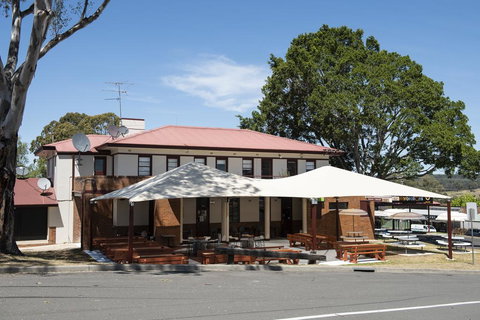 The Oaks Hotel - Internet Find 0