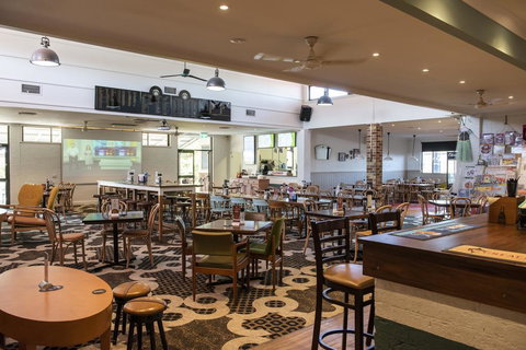 The Oaks Hotel - Internet Find 1