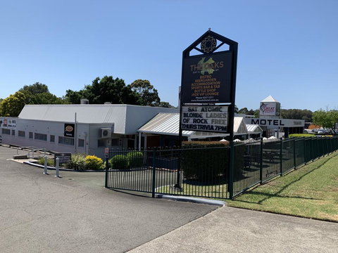 The Oaks Hotel Motel - Internet Find 0