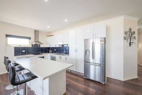 The Oasis - 6 Turnberry Drive, Links Lady Bay - Internet Find 3