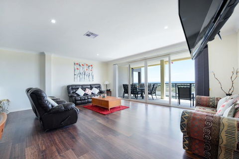 The Oasis - 6 Turnberry Drive, Links Lady Bay - Internet Find 1