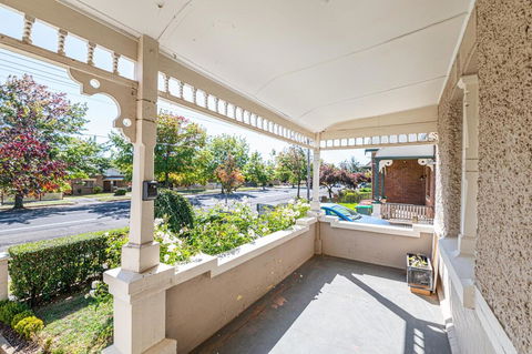 The Pearl On Prince  Stylish Cottage, CBD, Wifi - Internet Find 3