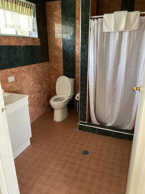 THE QUEENSLANDER MOTEL - Internet Find 1