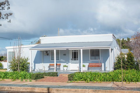 The Rested Guest 3 Bedroom Cottage West Wyalong - Internet Find 0