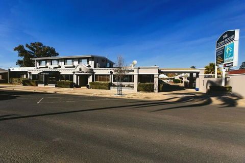 The Town House Motor Inn - Internet Find 0