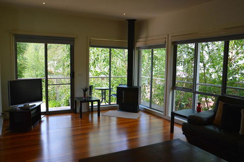 The Track - Beautiful Townhouse In Bright - Internet Find 2
