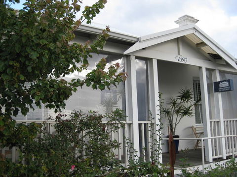Three Chimneys Bed And Breakfast Boutique Guest House - Internet Find 0