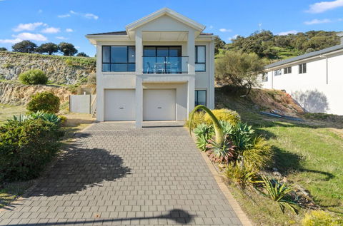 Ticky's Dream - 18 Turnberry Drive - Internet Find 1