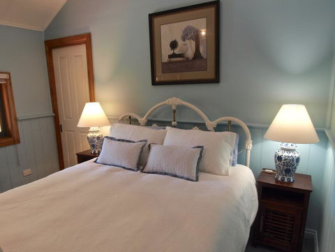 Tiffany's Country Cottages - Internet Find 0
