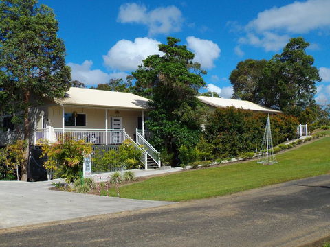 Tinaroo Sunset Retreat - Internet Find 0