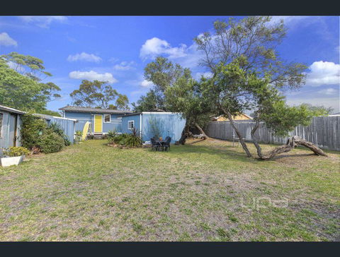 Toot Toot ! 50s Classic Beach House With Bungalow - Internet Find 2