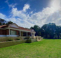 Treetops Holiday Retreat - Internet Find