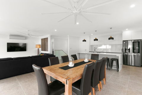 Tropical Beachside Oasis In Clifton Beach - Internet Find 3