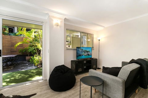 Tropical Townhouse With Two Courtyards And Pool - Internet Find 0