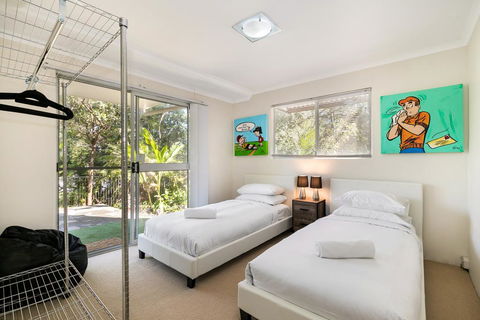 Tropical Townhouse With Two Courtyards And Pool - Internet Find 2