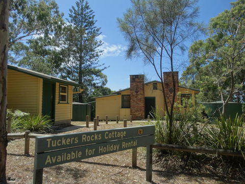 Tuckers Rocks Cottage - Internet Find 1