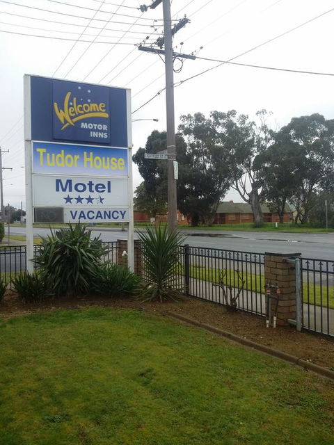 Tudor House Motel - Internet Find 3