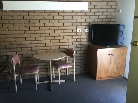 Tudor House Motel - Internet Find 1
