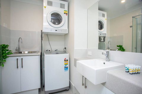 Ultimate Oasis Condo. Wifi + Netflix + Parking - Internet Find 2