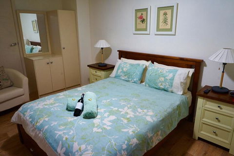Underground Bed & Breakfast - Internet Find 1