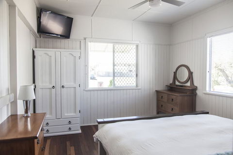 Urangan Harbour Cottage - Internet Find 2