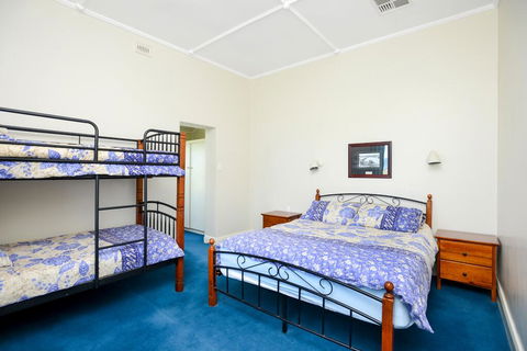 Victor Harbor Beachfront Bliss + WiFi - Internet Find 2