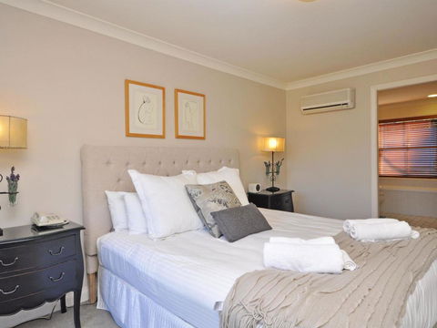 Villa 3br Beaujolais Luxe + Style Resort Condo Located Within Cypress Lakes Resort (nothing Is More Central) - Internet Find 3