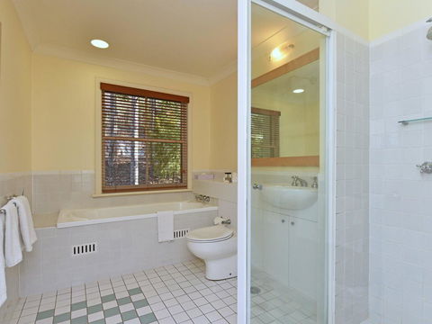Villa Executive 2br Pokolbin Resort Condo Located Within Cypress Lakes Resort (nothing Is More Central) - Internet Find 2