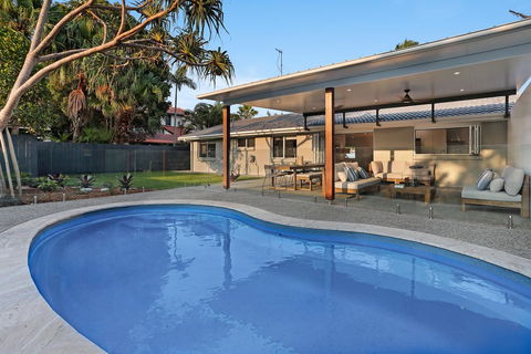 Walk To Hastings Street, Noosa Sound - Internet Find 0