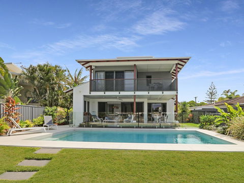 WATERFRONT HOME BORDERING MOOLOOLABA - Internet Find 0