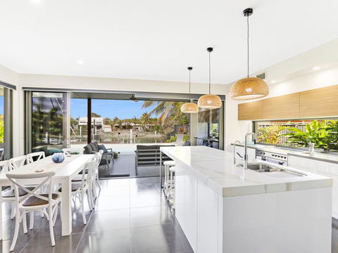 WATERFRONT HOME BORDERING MOOLOOLABA - Internet Find 3