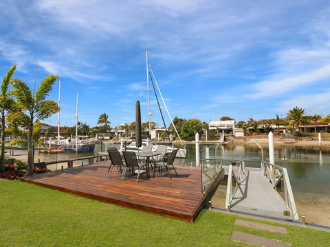 WATERFRONT HOME BORDERING MOOLOOLABA - Internet Find 1