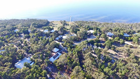 Waterfront Retreat At Wattle Point - Internet Find 0