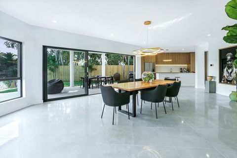 Waterfront Wonder, Noosa Waters - Internet Find 2