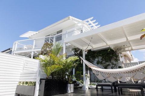 White Beach Cottage - Internet Find 0