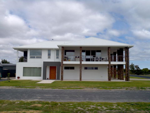 White Caps B&B Apartment - Internet Find 1