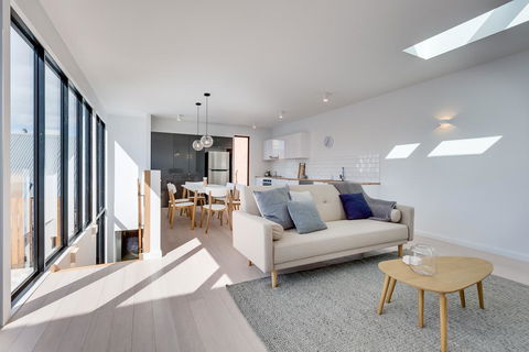 White Room Apartments - Internet Find 0