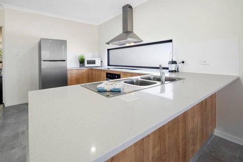 WHITSUNDAY Brand New Townhouse Close To Boardwalk - Internet Find 1
