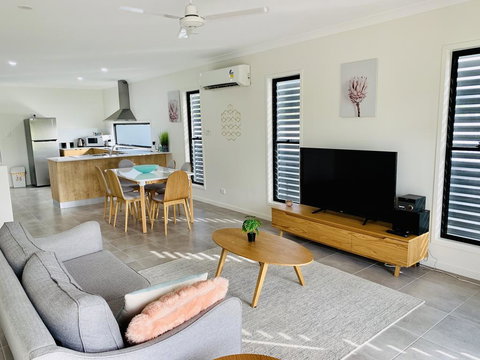 WHITSUNDAY Brand New Townhouse Close To Boardwalk - Internet Find 0