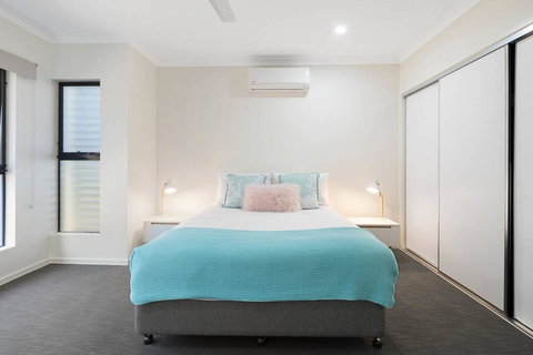 WHITSUNDAY Brand New Townhouse Close To Boardwalk - Internet Find 2