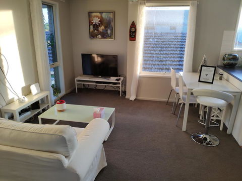 Whole Storey 2 Bedrooms+Kitchen+Living Room In Glen Waverley - Internet Find 0