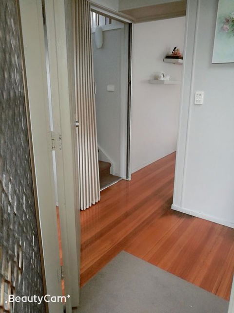 Whole Storey 2 Bedrooms+Kitchen+Living Room In Glen Waverley - Internet Find 3
