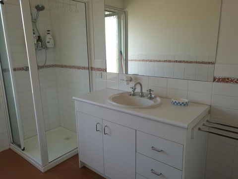 Whole Storey 2 Bedrooms+Kitchen+Living Room In Glen Waverley - Internet Find 1